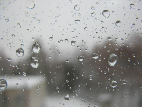 窗玻璃和雨滴