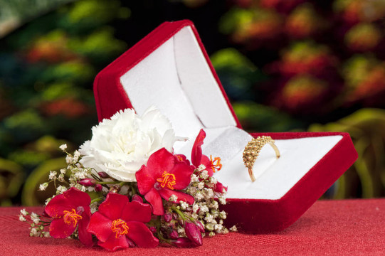鮮花和結(jié)婚戒指