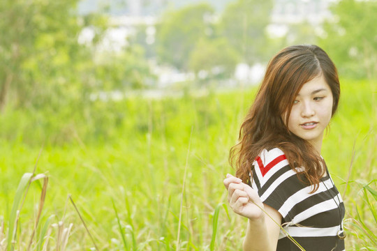 自然中的亞洲女性