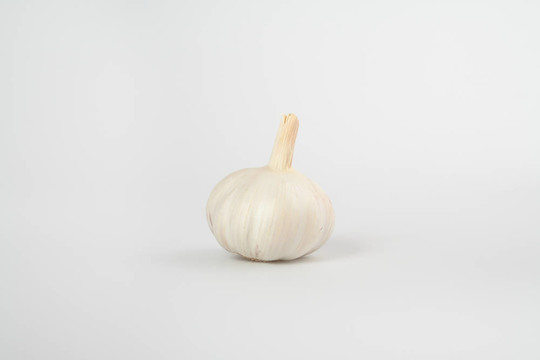 灰色背景新鮮大蒜鱗莖