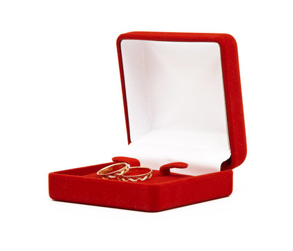紅盒子上的結(jié)婚戒指
