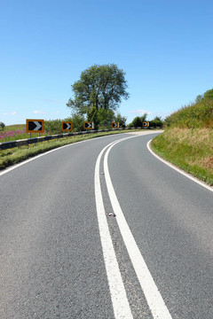 在英國(guó)威爾士在拉德諾森林道路的拐彎。