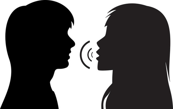 兩個年輕女人剪影說話