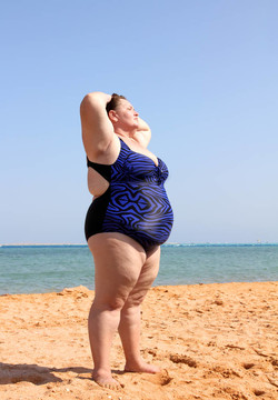 在海灘上超重婦女舉手