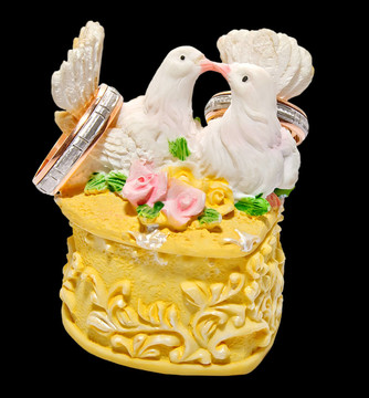帶兩個鴿子的結(jié)婚戒指盒