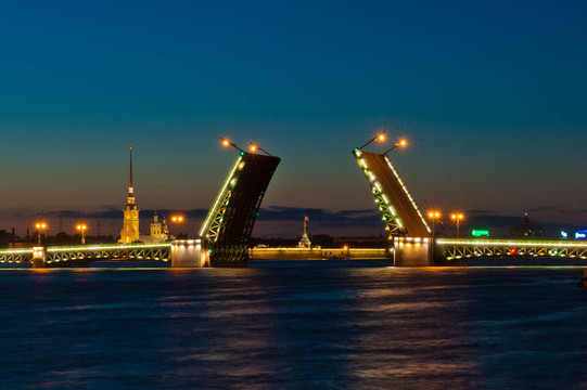 宫殿大桥夜景；圣彼得堡；俄罗斯
