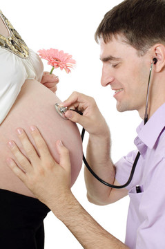 幸福懷孕夫婦孤立在白色
