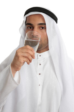 阿拉伯男子飲用純凈水