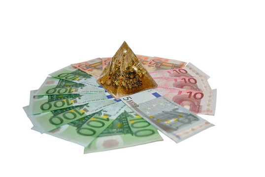 錢生活圈和金字塔中心。