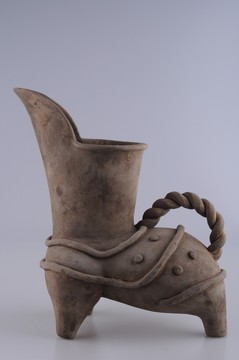 三足陶壺