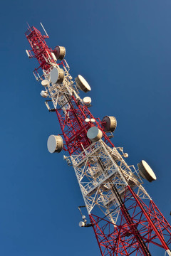 微波鏈路天線在藍(lán)天上空的電信桅桿。