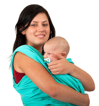 年輕的母親carryinglittle可愛的孩子三個月大的坐在吊索