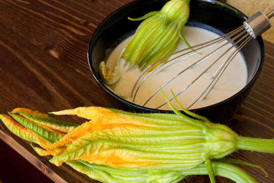 制備Fried Zucchini Flowers