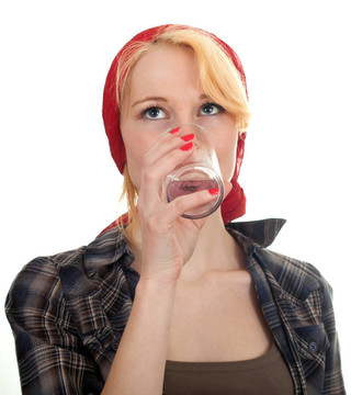 從紅頭巾的婦女飲用水玻璃