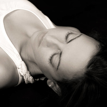 一個(gè)閉著眼睛的性感黑發(fā)女人的畫(huà)像