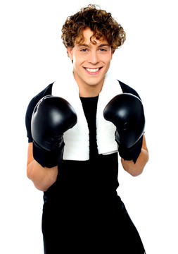 Boxer男孩在體育裝備準(zhǔn)備揍你