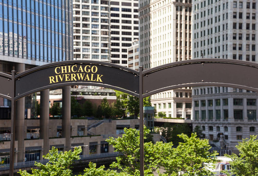 芝加哥论坛报大厦和河滨步道