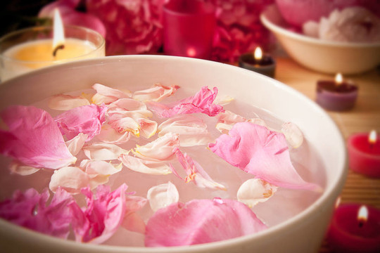 香薰精油；花瓣；蠟燭