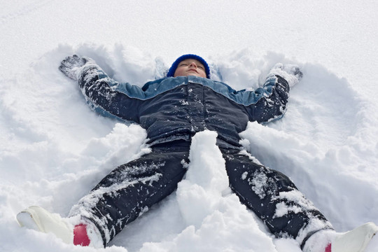雪中的男孩