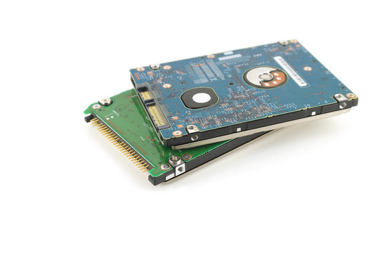 兩個硬盤驅(qū)動器（HDD）筆記本。淺景深。