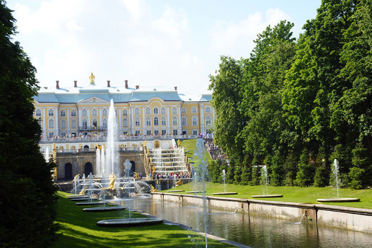 在Peterhof /彼得宮城的噴泉