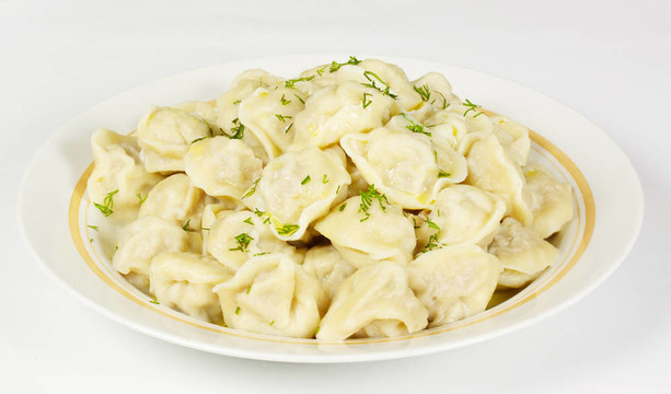 與傳統(tǒng)的俄羅斯菜碗- pelmeni