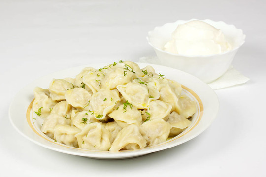 與傳統(tǒng)的俄羅斯菜碗- pelmeni