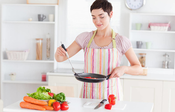 可愛的女人做飯