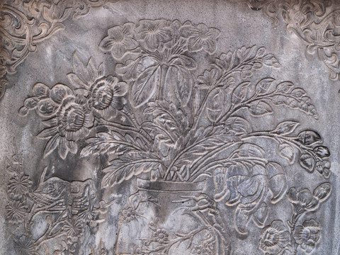 古代花卉刻在墻上