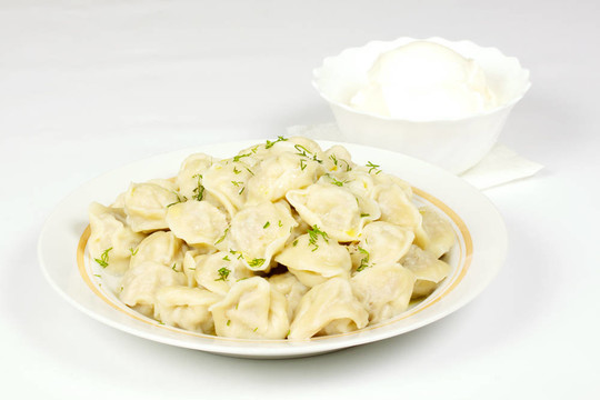 與傳統(tǒng)的俄羅斯菜碗- pelmeni