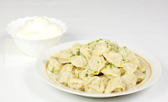 與傳統(tǒng)的俄羅斯菜碗- pelmeni