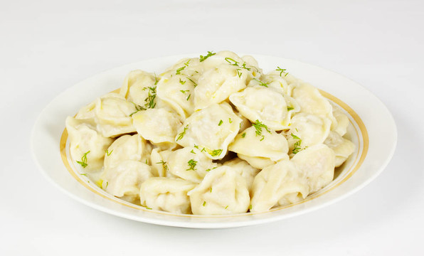 與傳統(tǒng)的俄羅斯菜碗- pelmeni