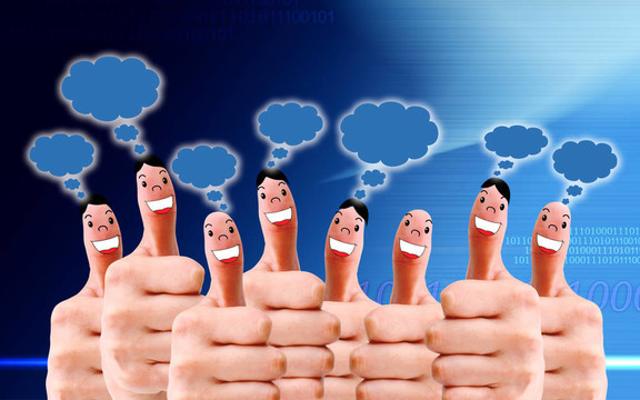 帶有社交聊天符號和語音泡沫的手指面部群