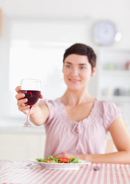 迷人的黑發(fā)女人喝葡萄酒