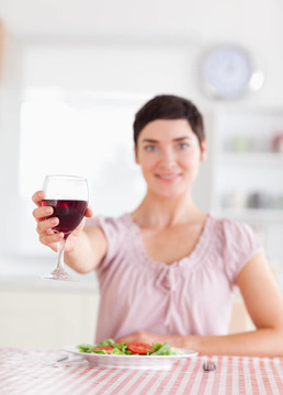 可愛的黑發(fā)女人喝葡萄酒