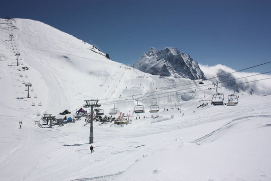 滑雪索道在度假勝地棟巴伊；高加索