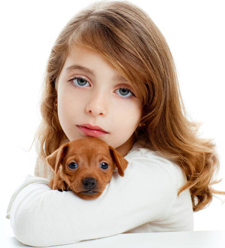 黑發(fā)女孩與小狗迷你杜賓犬