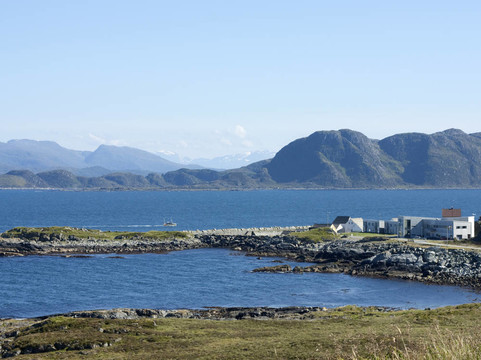 漁船經(jīng)過潤德；和在西海岸的挪威島