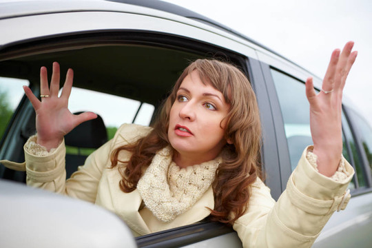 憤怒的年輕女子坐在汽車里
