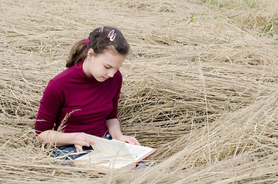 女孩在草地上看書