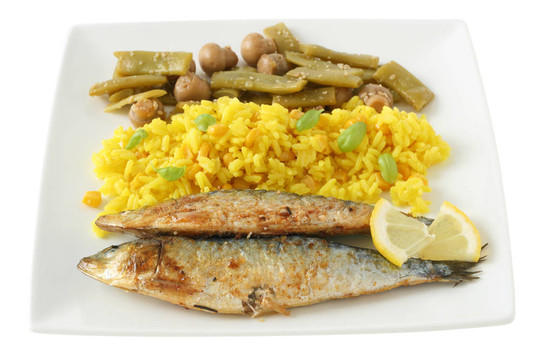 米飯和蔬菜炒沙丁油魚