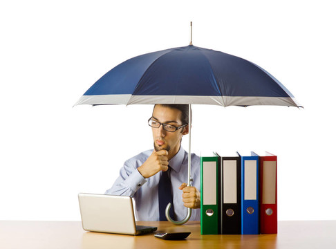 商人手里拿著雨傘在辦公室
