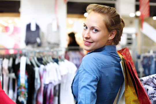 女人在商店買衣服