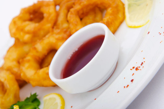 炸魷魚圈蘸醬汁