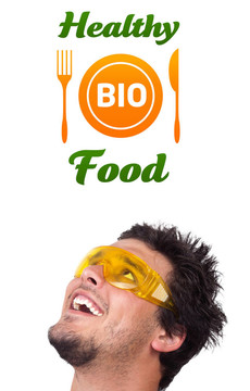 年輕的頭看著健康食品的跡象