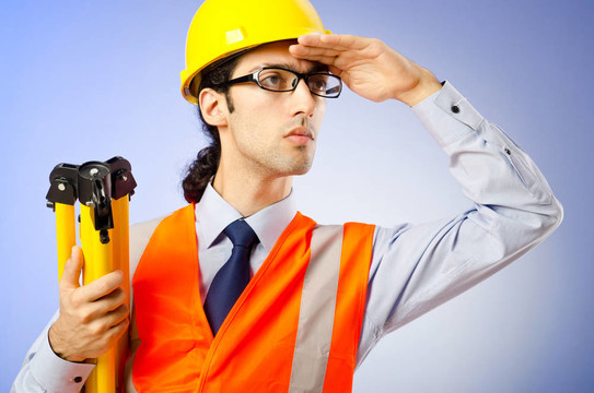 帶帽的年輕建筑工人