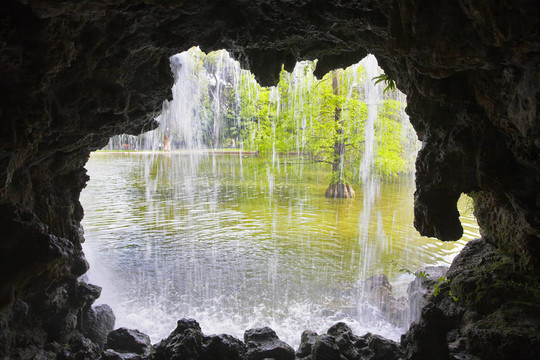 在Buen Retiro湖公園