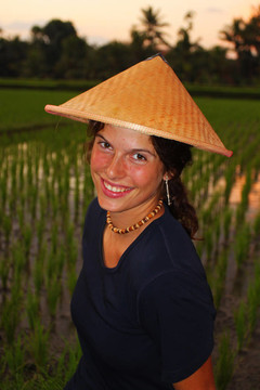 帶傳統(tǒng)錐形亞洲帽的年輕女子
