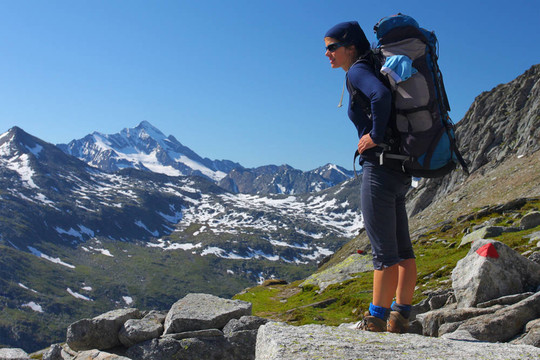 年輕的女人在奧地利的阿爾卑斯山徒步旅行