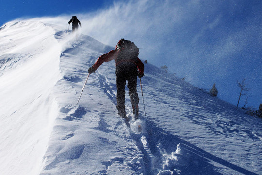 兩個(gè)登山者在暴風(fēng)雪中升雪嶺